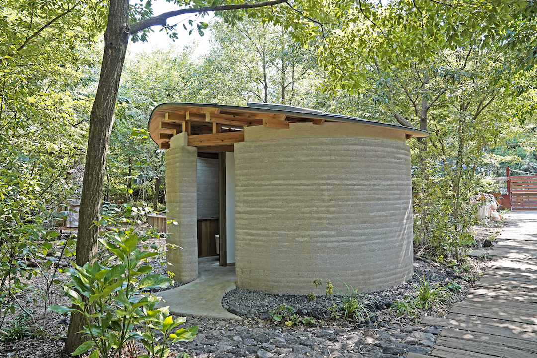 石坂産業はすべてが循環再生するバイオトイレ「トイレトワ」を建築しました