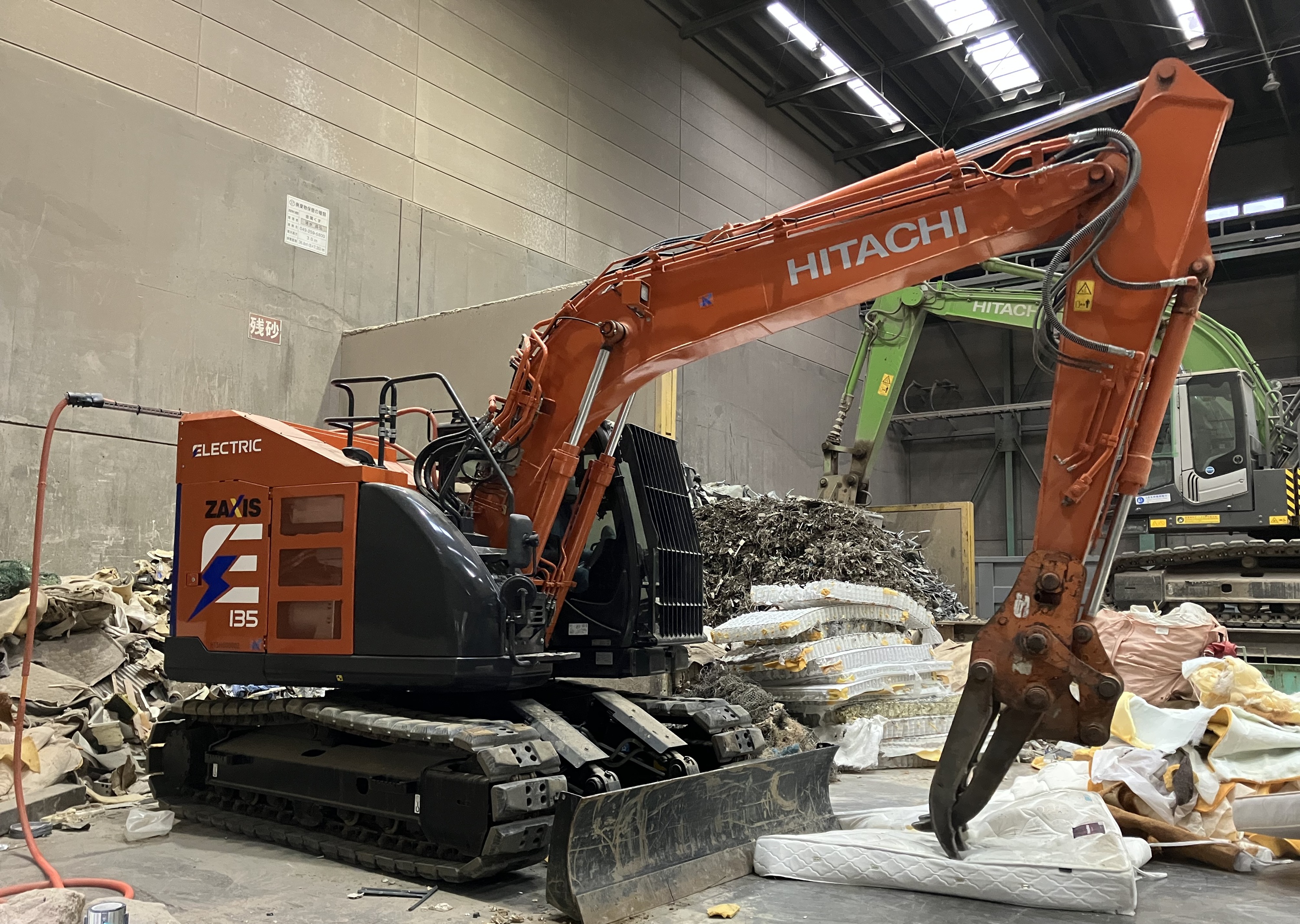 日立建機株式会社様による、当社におけるバッテリー駆動式ショベル実証実験について